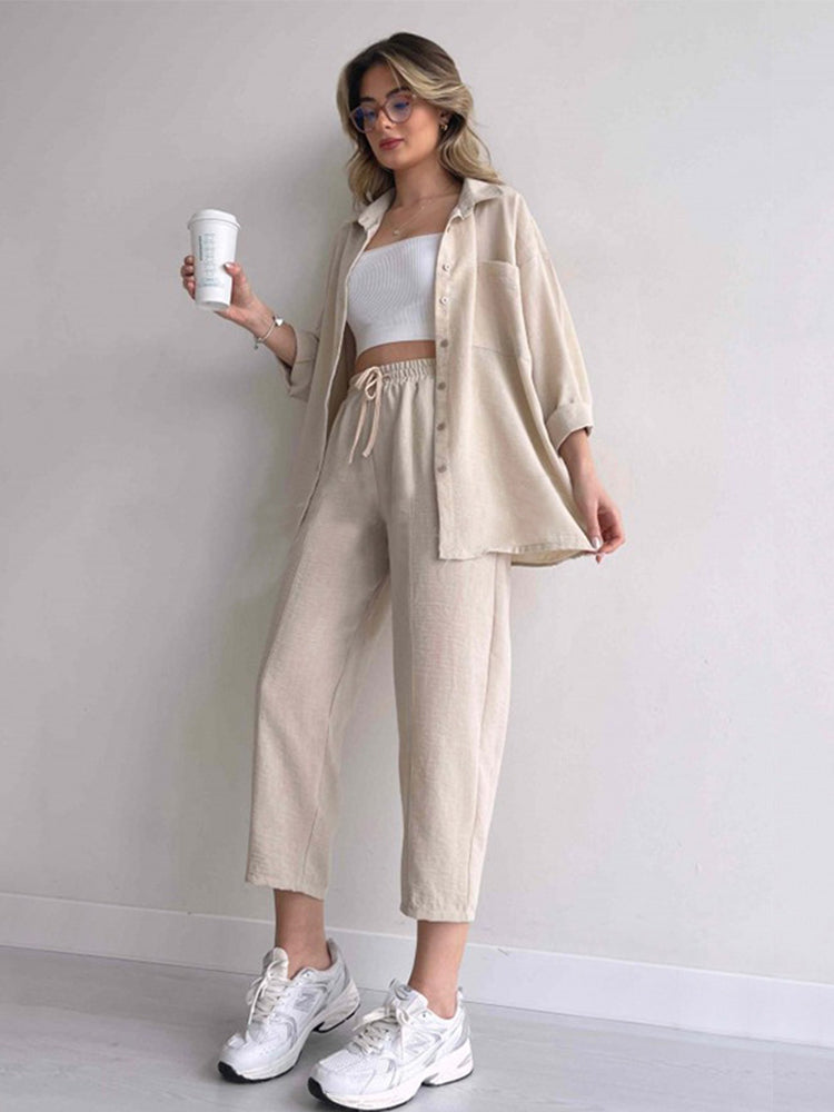 Dreiteiliges Damen-Set mit Shirt, bauchfreiem Top und Hose mit Kordelzug