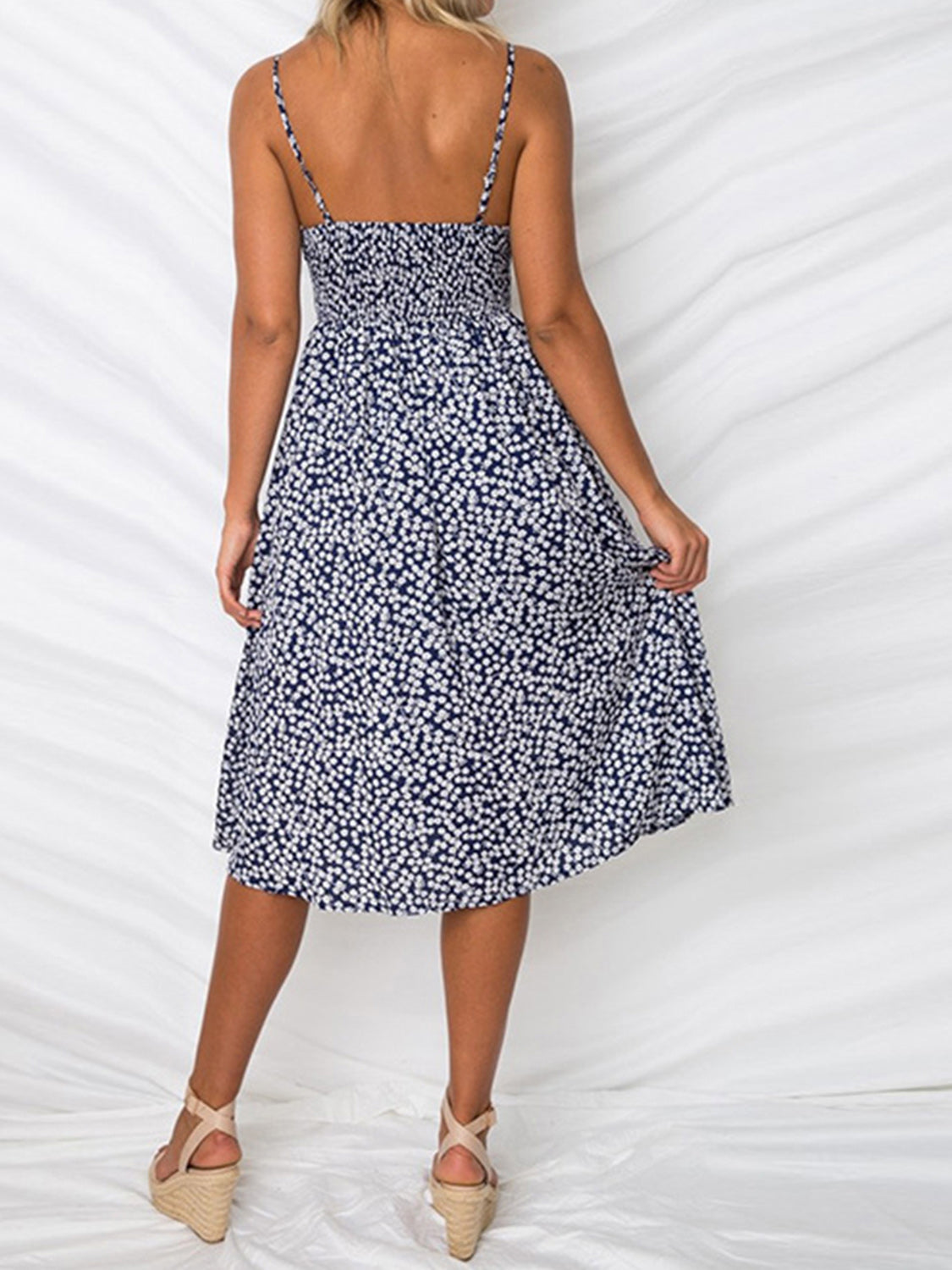 Damen-Midikleid mit Trägern, Knoten vorne und Knopfdetail