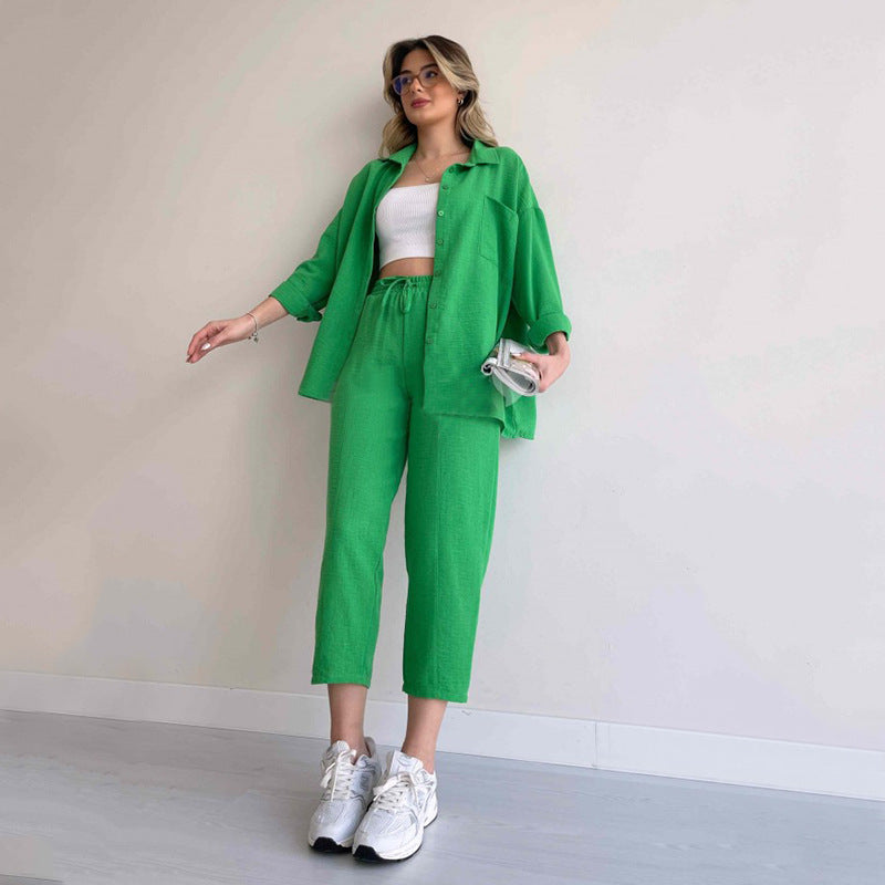 Dreiteiliges Damen-Set mit Shirt, bauchfreiem Top und Hose mit Kordelzug