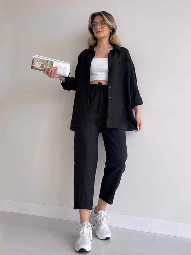 Dreiteiliges Damen-Set mit Shirt, bauchfreiem Top und Hose mit Kordelzug