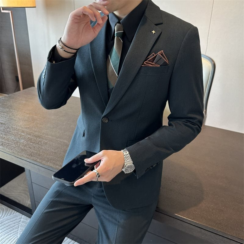 Slim-fit business suit for men