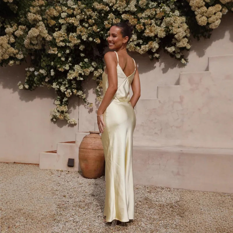 Langes Spaghettiträgerkleid für Damen mit offenem Rücken und glatter Oberfläche